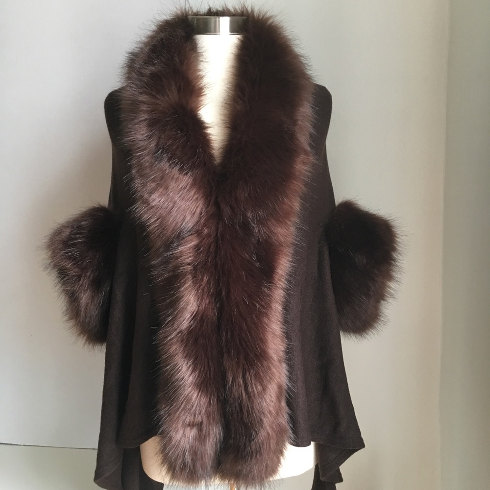 NWOT Faux Fur Trim Hi Low Hem sweater Cape